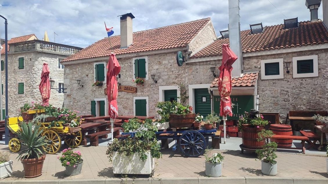 Chorvatsko očima českého turisty: Restaurace. Jaké jsou současné ceny a zvyklosti? - Médium.cz